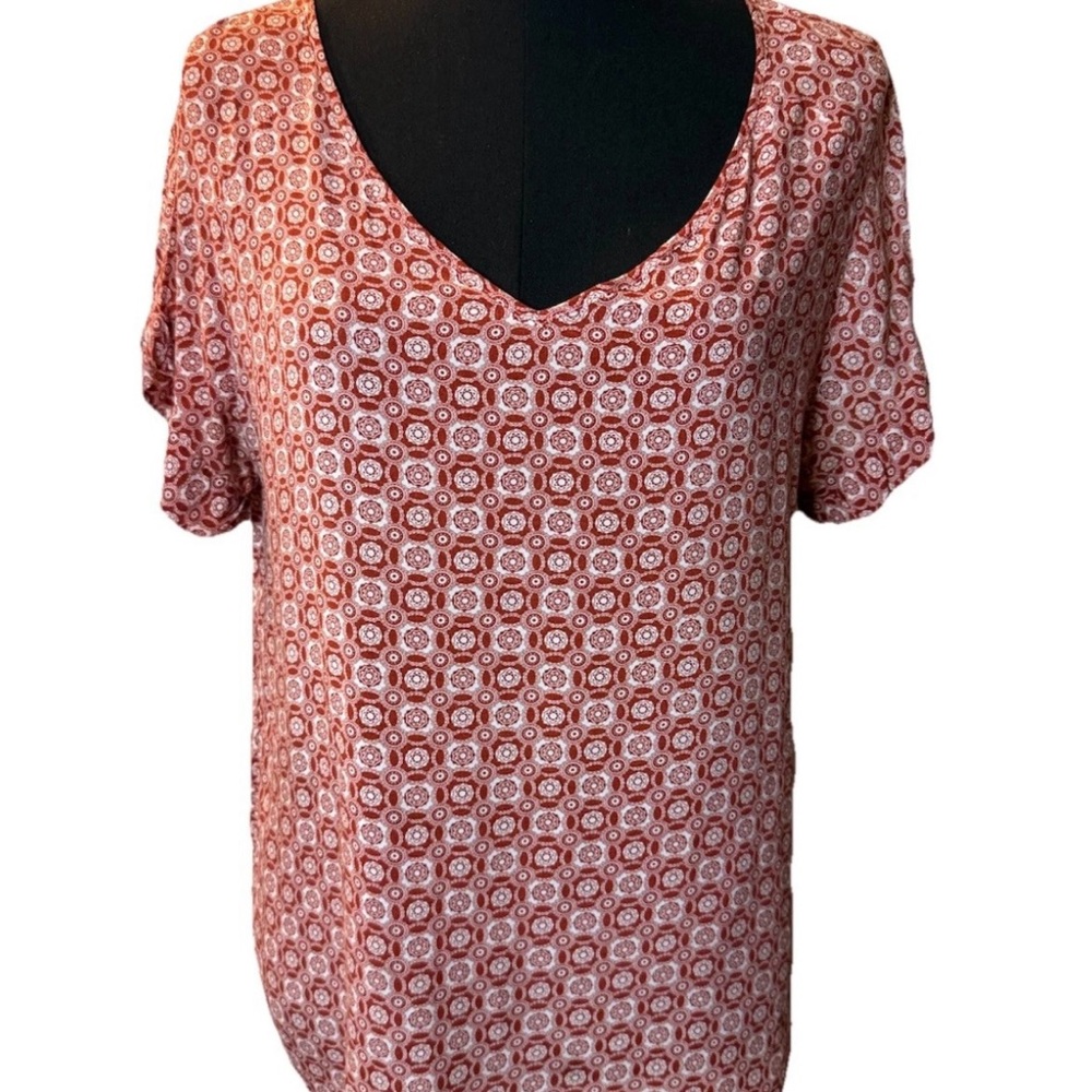 Atmosphere Women's Red and White V-Neck High-Low Short Sleeve Blouse, Size 8